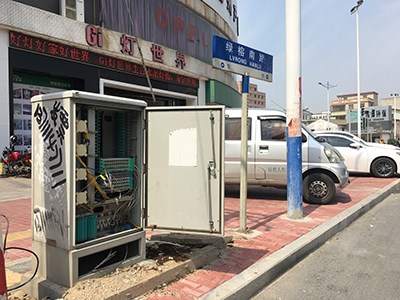 配電箱門敞開存安全隱患.jpg